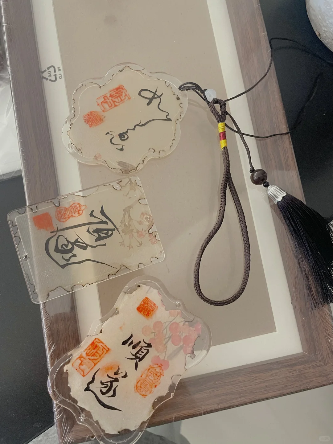 没人告诉我DIY书法滴胶车挂原来这么…