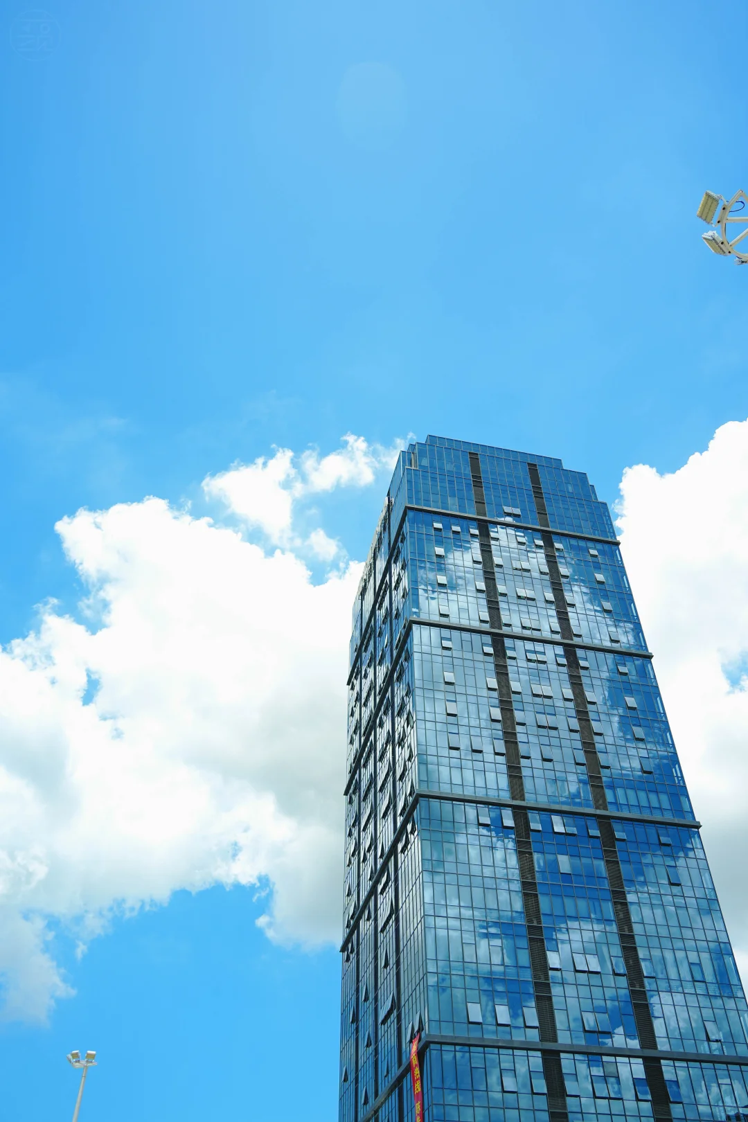 晴空下的玻璃幕墙