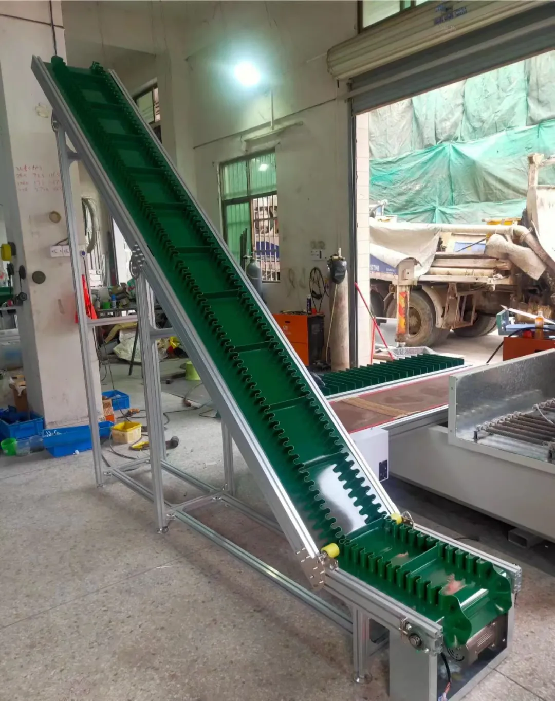 裙边皮带输送机适用于哪些行业？