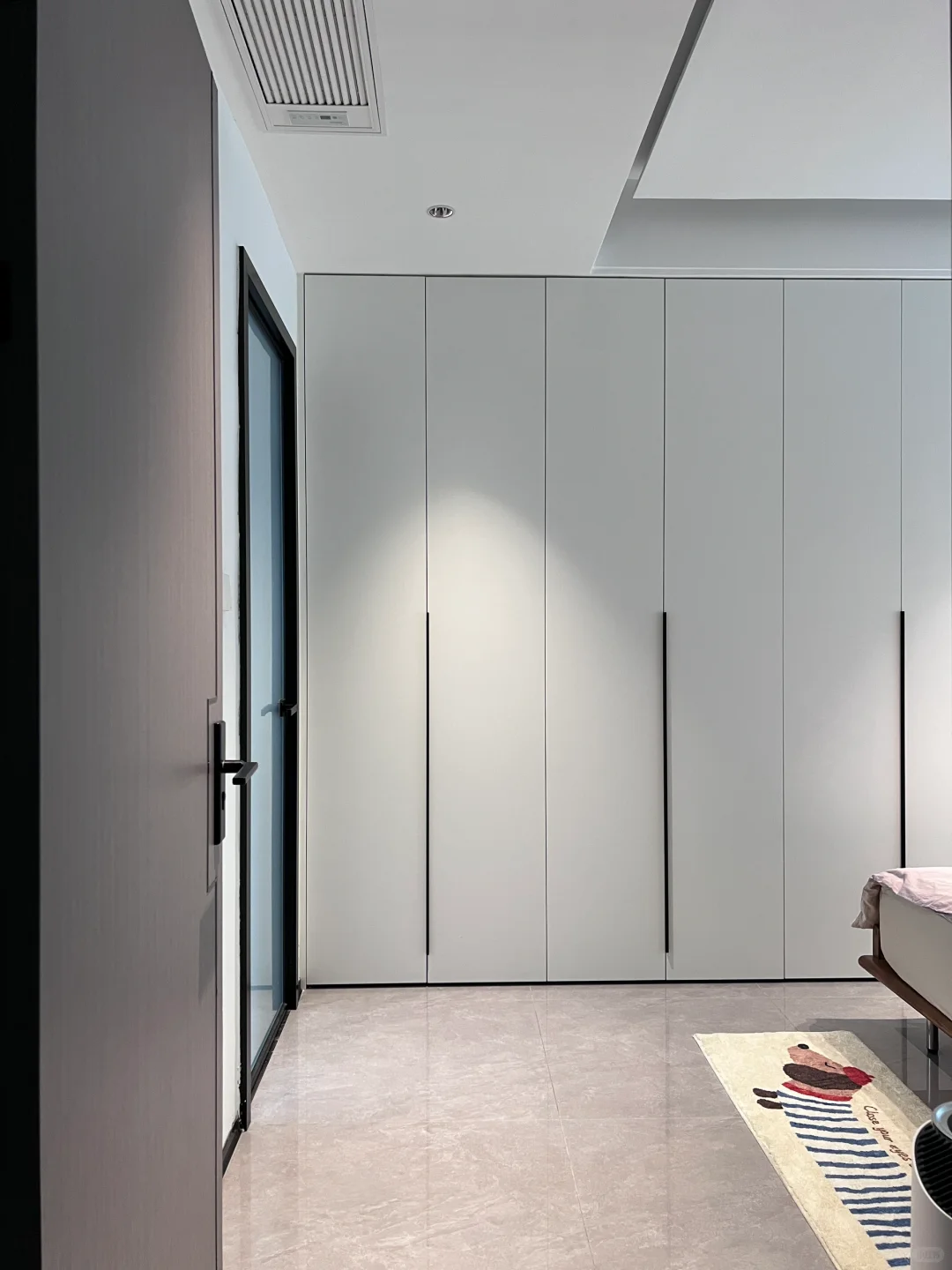 听我一句劝，卧室做床尾衣柜真的太舒服啦！