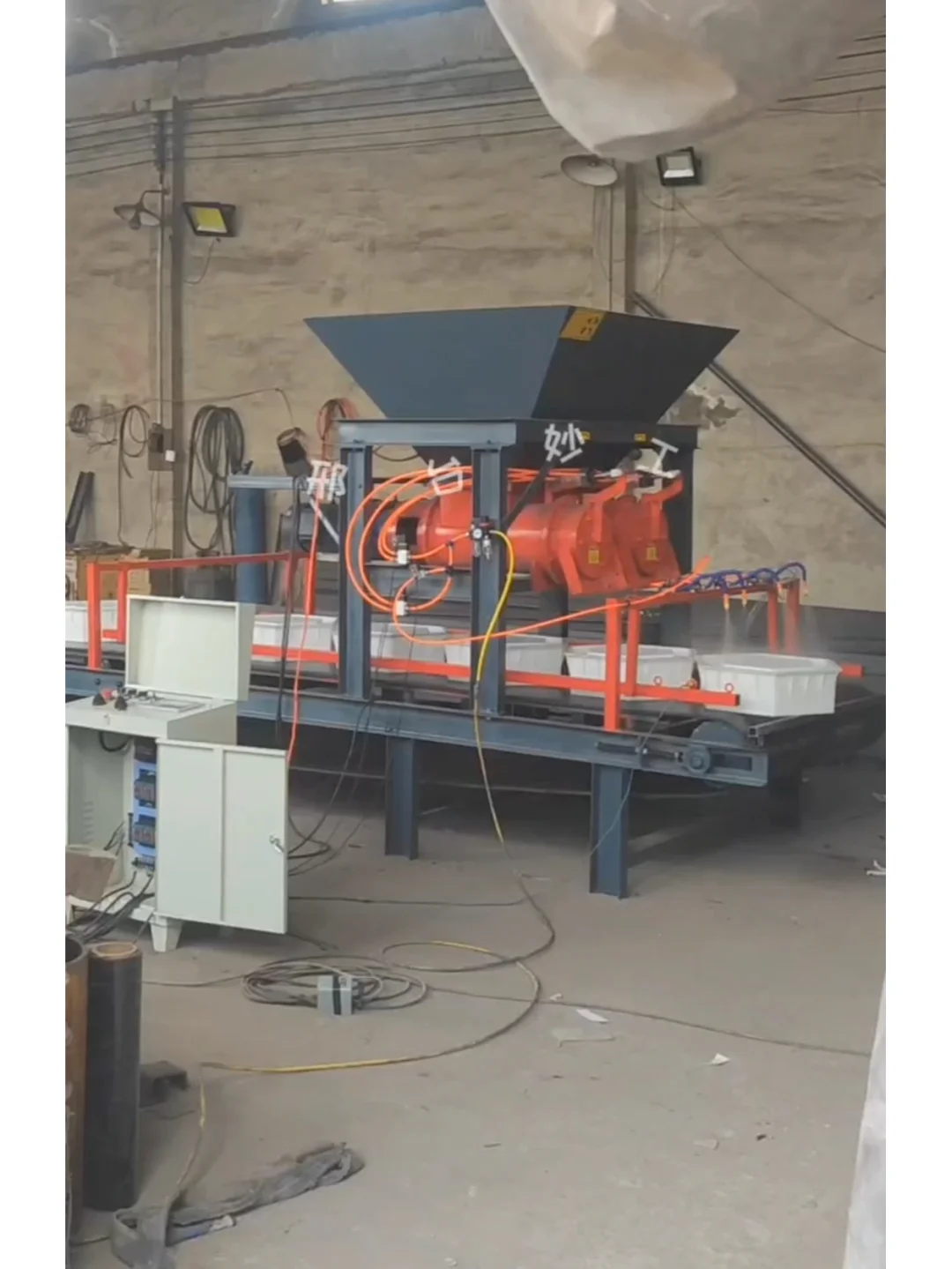 妙工通用型水泥预制块布料机械成型生产设备