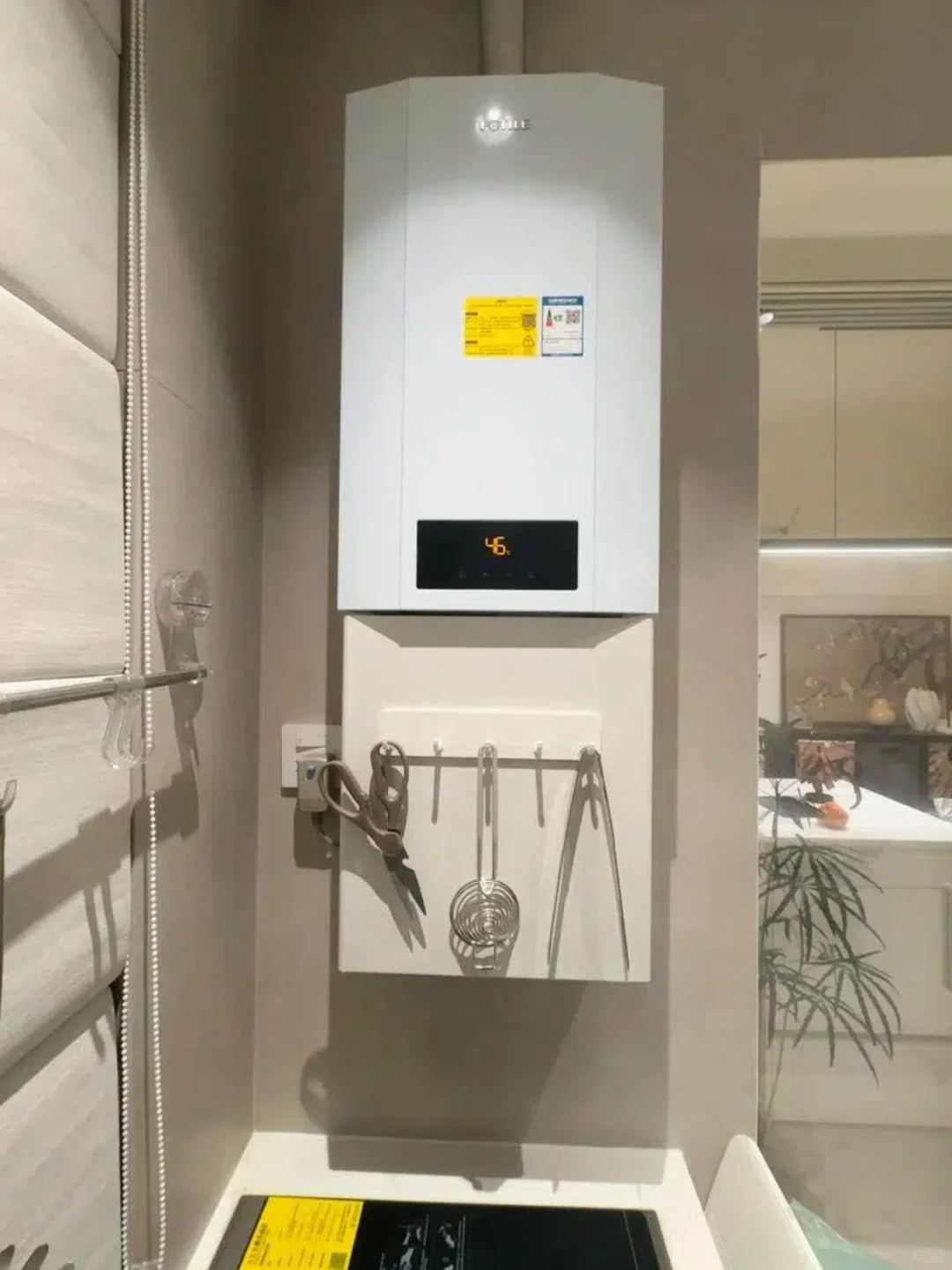 别让燃气热水器下方，毁了厨房的精致感！