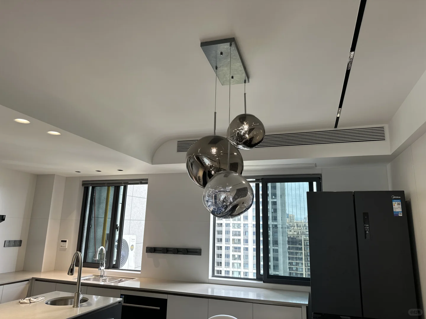 欢迎来到我家客厅的C位—斯卡帕楼梯电视墙