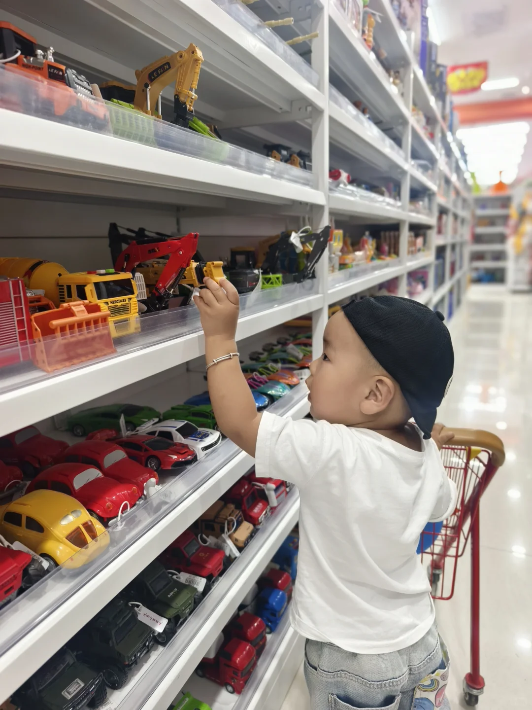 娃逛玩具店真的太好玩了！