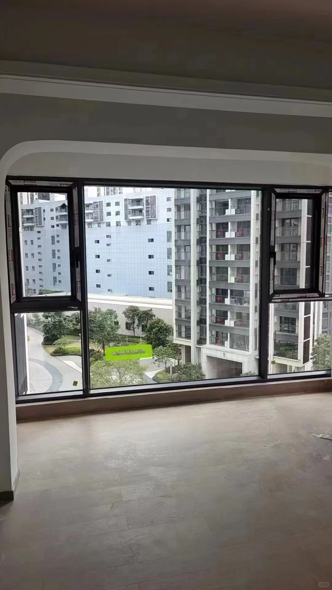 窗户需要隔音，选择做断桥铝封窗效果不错