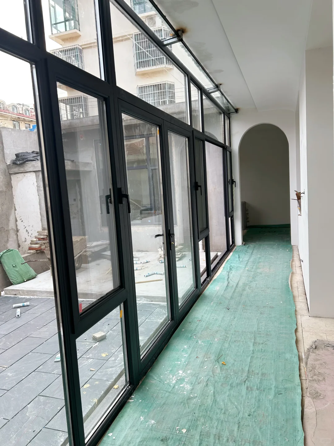 这扇窗将把我家平房变成四季流动的电影屏！