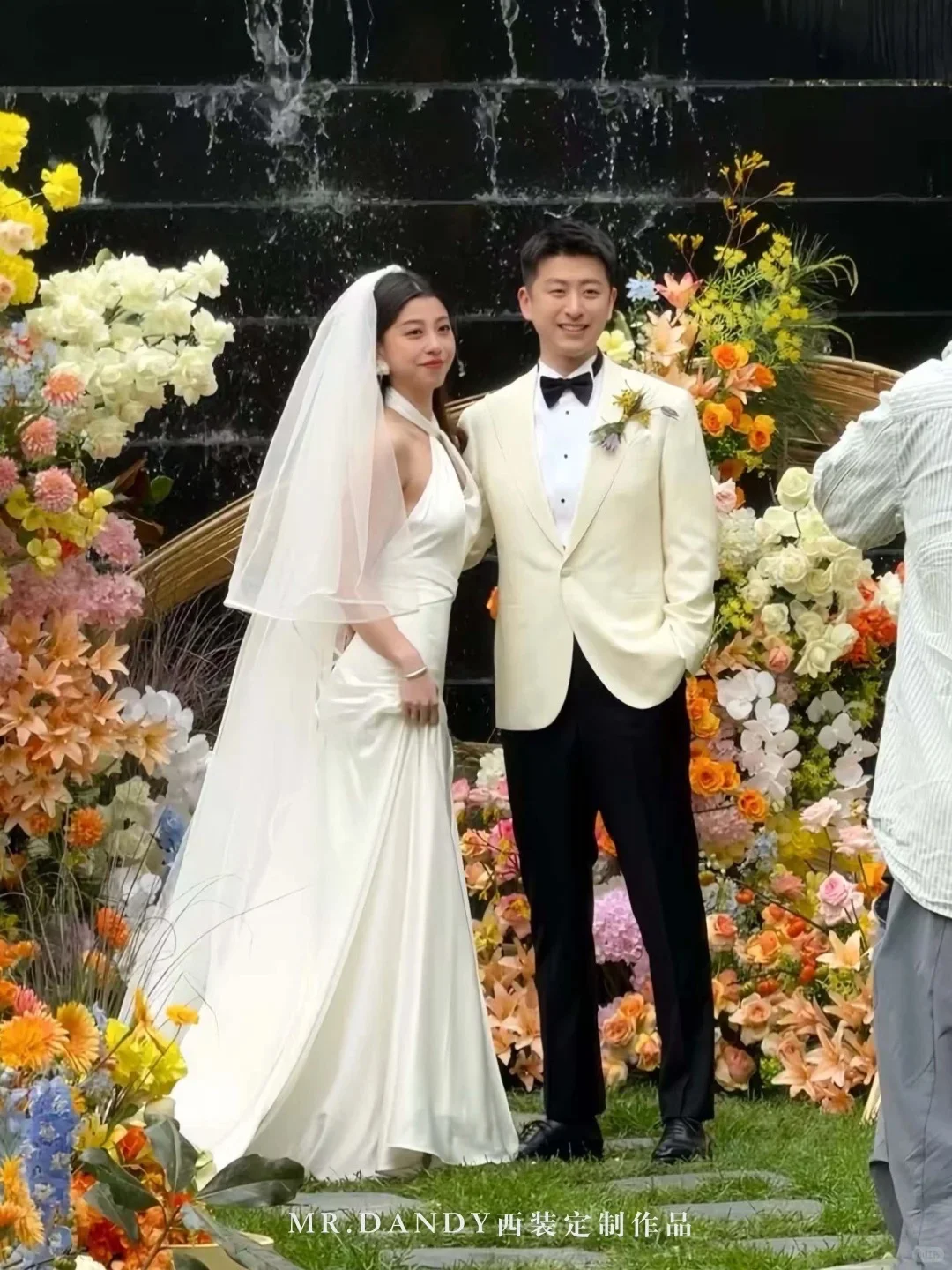 奶白色礼服?精准定格婚礼氛围