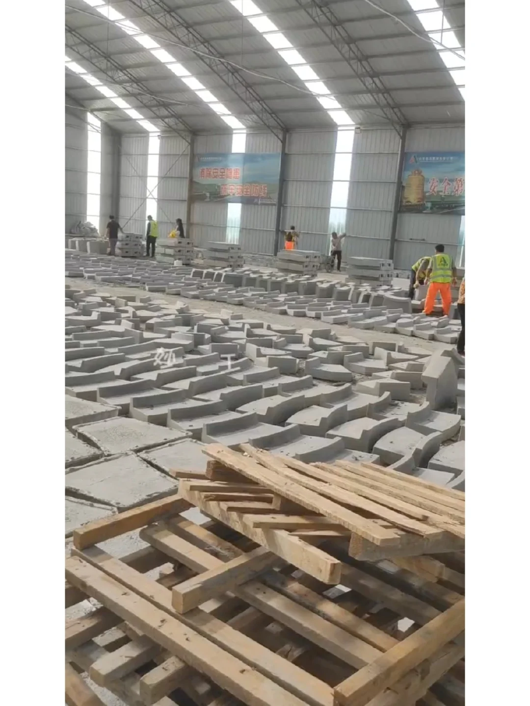 妙工通用型混凝土预制块布料机械生产线设备