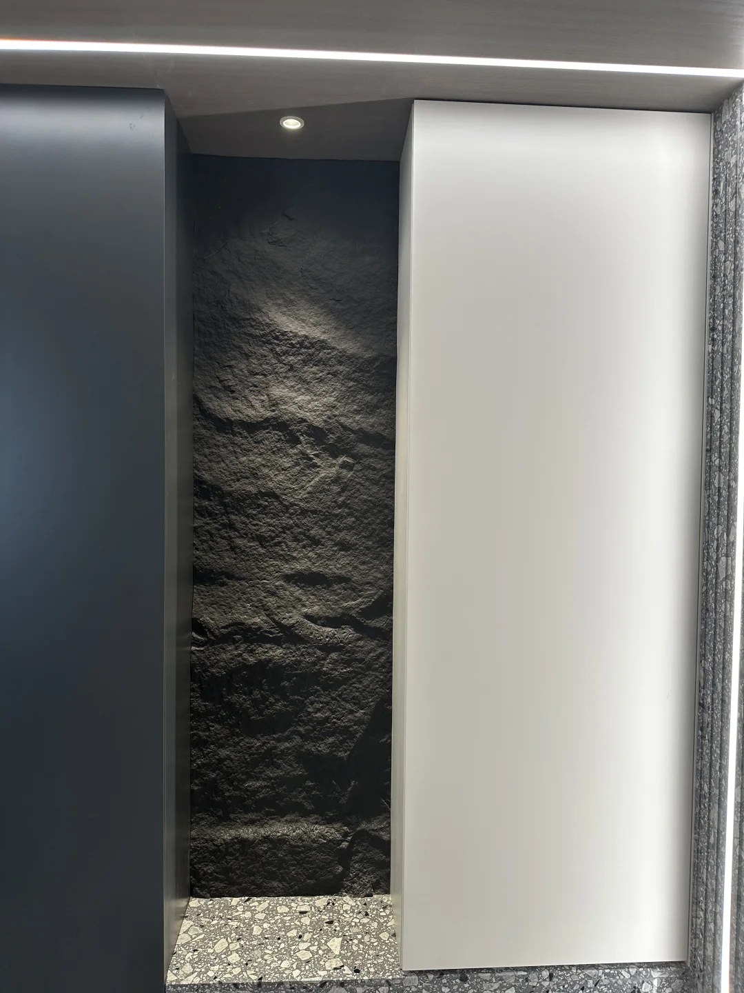 欢迎来到我家客厅的C位—斯卡帕楼梯电视墙