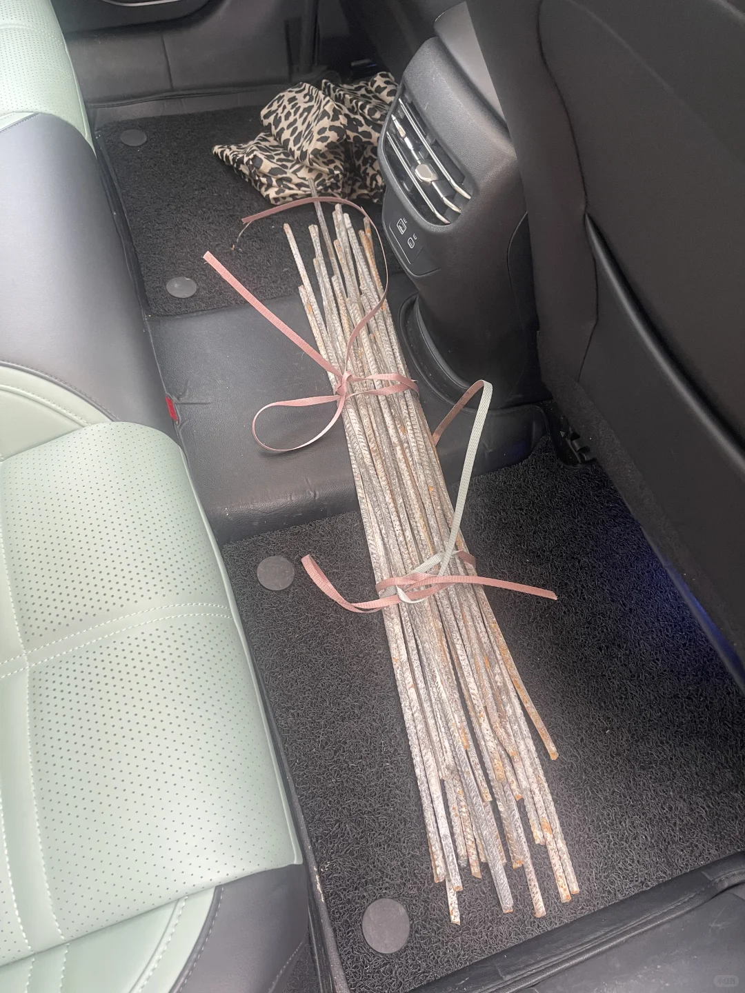 废品回收站花23元买8mm螺纹钢筋,夹灶台用