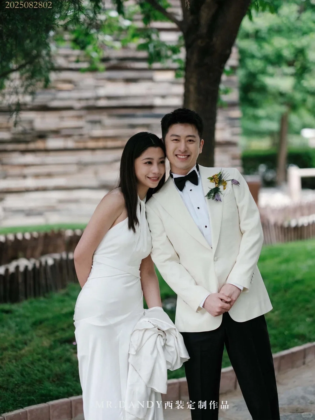 奶白色礼服?精准定格婚礼氛围