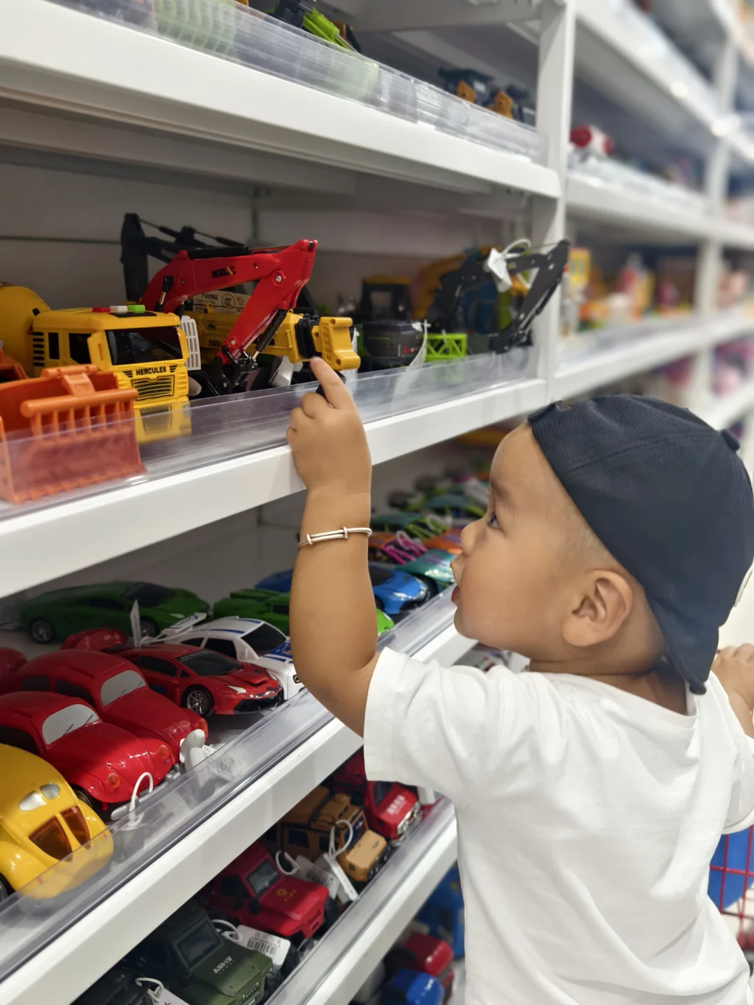 娃逛玩具店真的太好玩了！