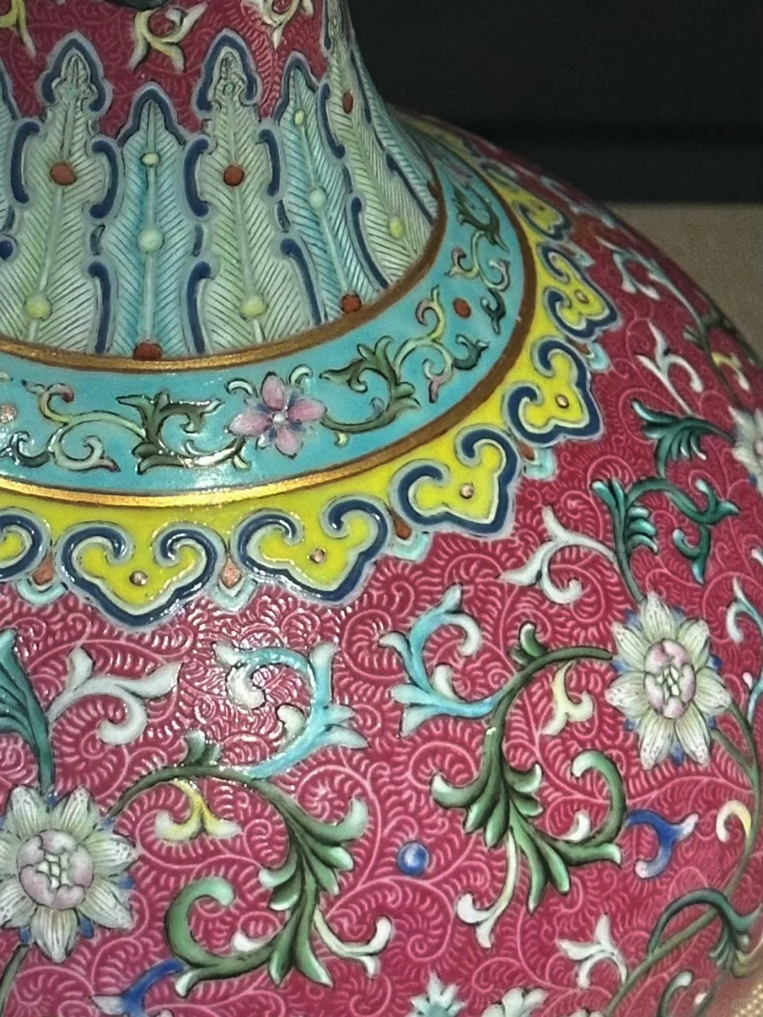 瓷器之美 - 乾隆胭脂红地轧道粉彩莲纹瓶