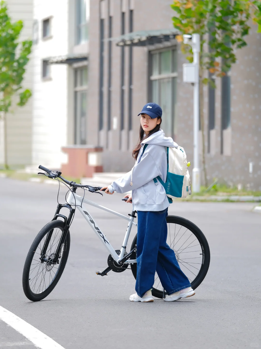 初中生独自上下学，这“保镖”焊她书包上了