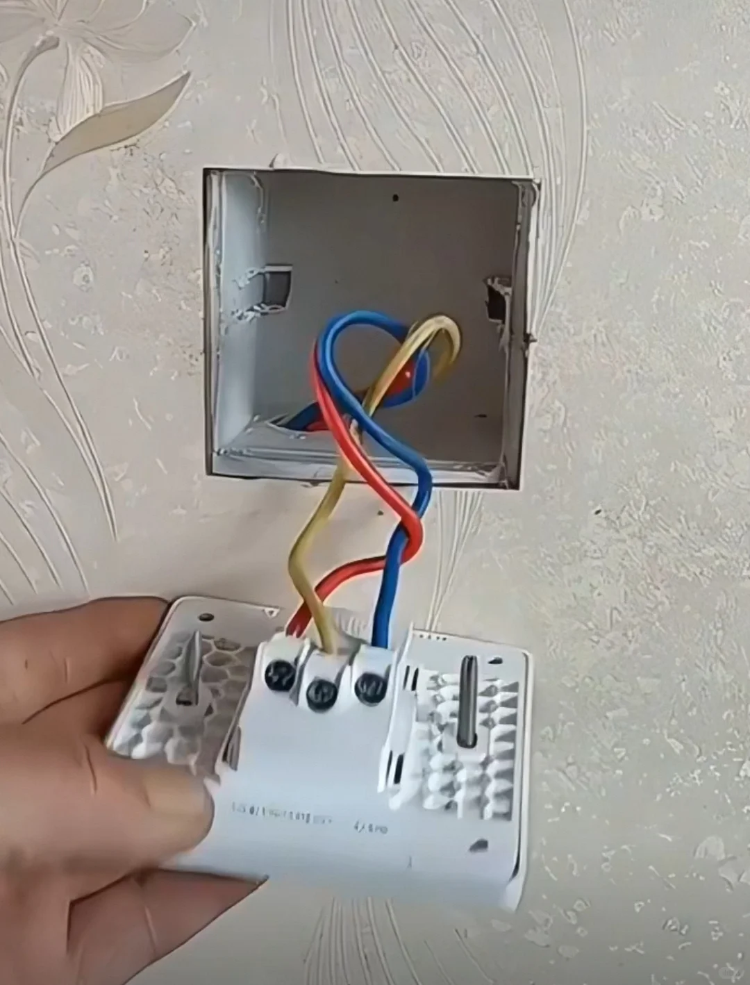 专业电工师傅上门服务，诚信经营