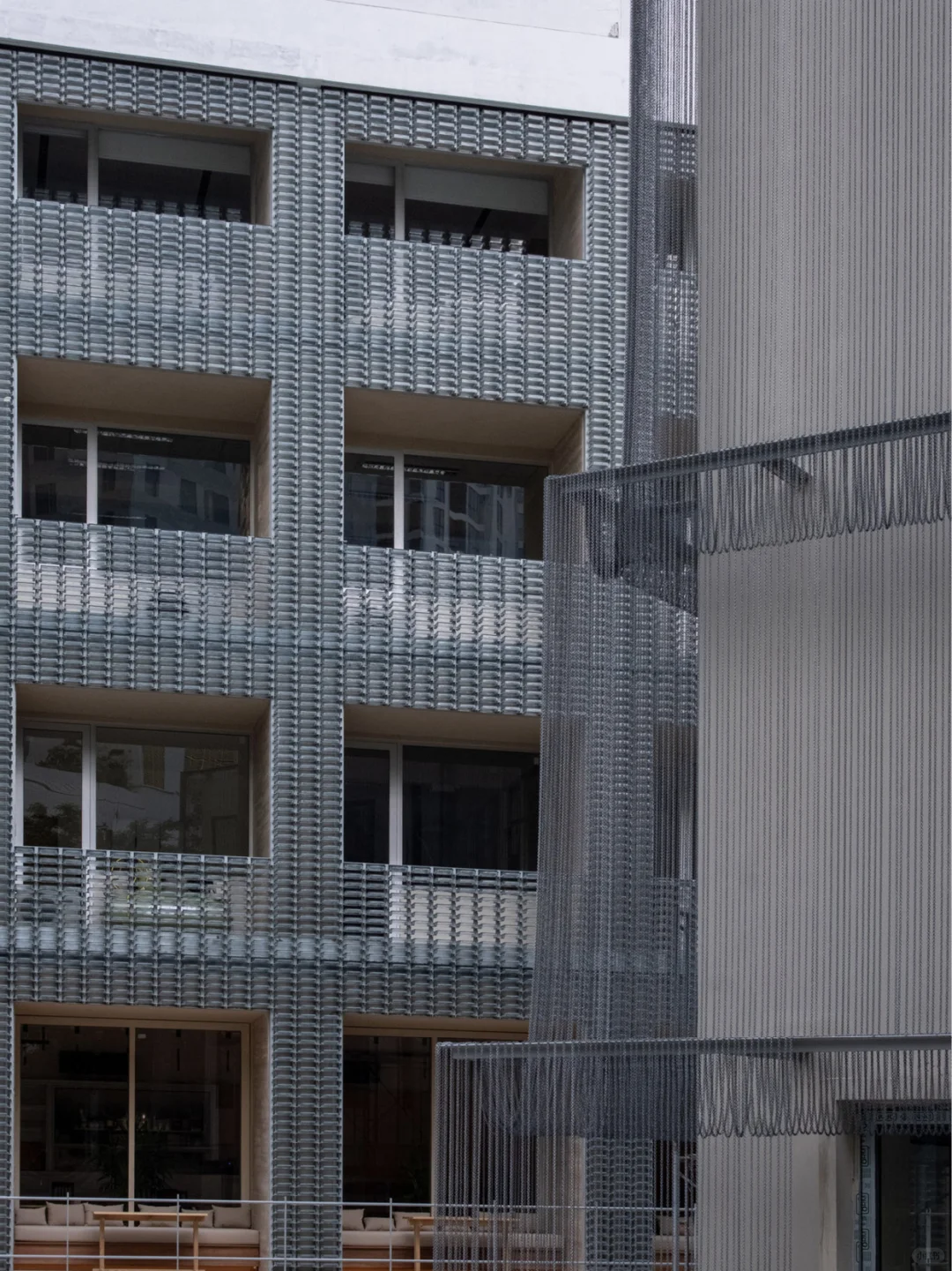 一块掰两半?玻璃砖还能这样做立面