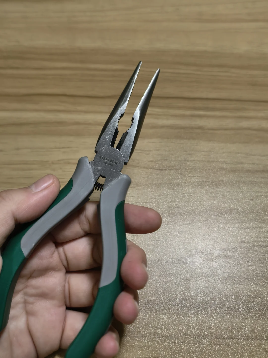 别看我柔柔的，其实我手里这钳子超凶