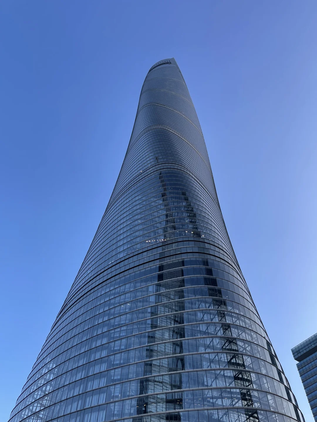 之前一直以为上海中心是曲面玻璃幕墙