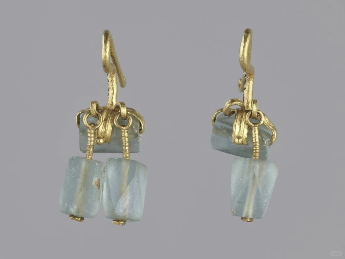 公元前3世纪，罗马帝国时期的玻璃耳环。