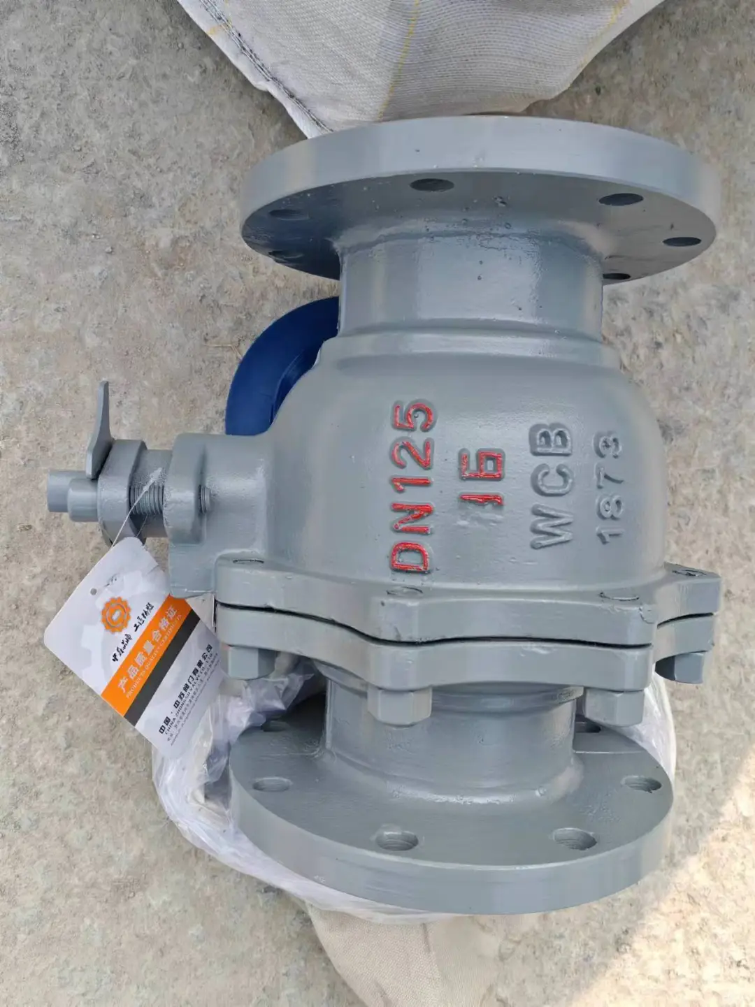 铸钢法兰球阀不仅具有良好的耐腐蚀性能，而且耐磨损，寿命长。即使在恶劣的工作环境中，也能保证长时间稳定运行。同时，该阀门采用环保材料制造，符合现代工业绿色发展的要求。 该球阀设计精良，球体与阀座之间实现