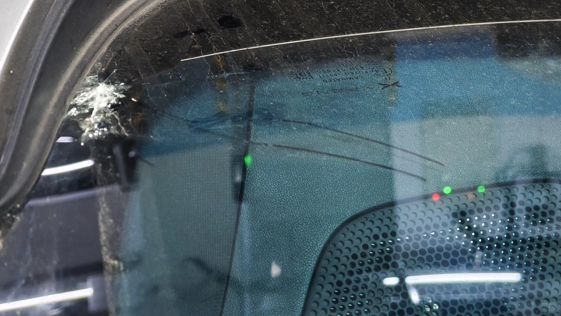 求助｜行驶中前档玻璃被砸到如何处理？
