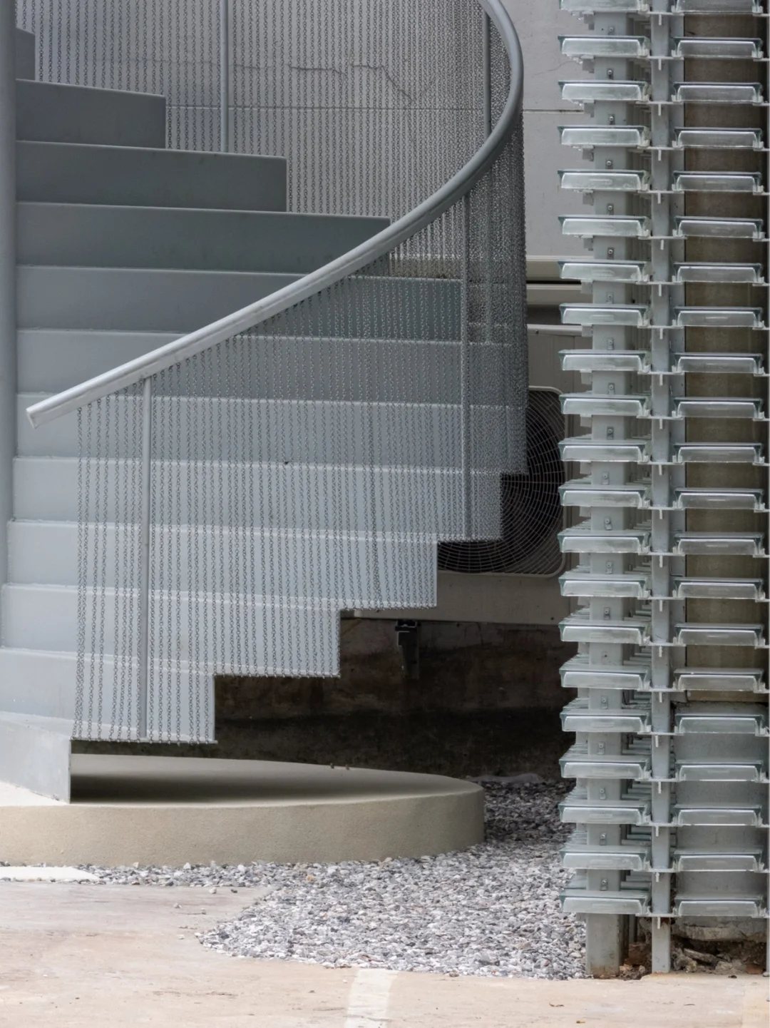 一块掰两半?玻璃砖还能这样做立面