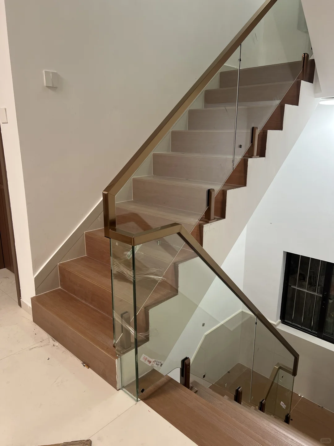 楼梯空间比较窄选这款偏心脚柱玻璃款就对了
