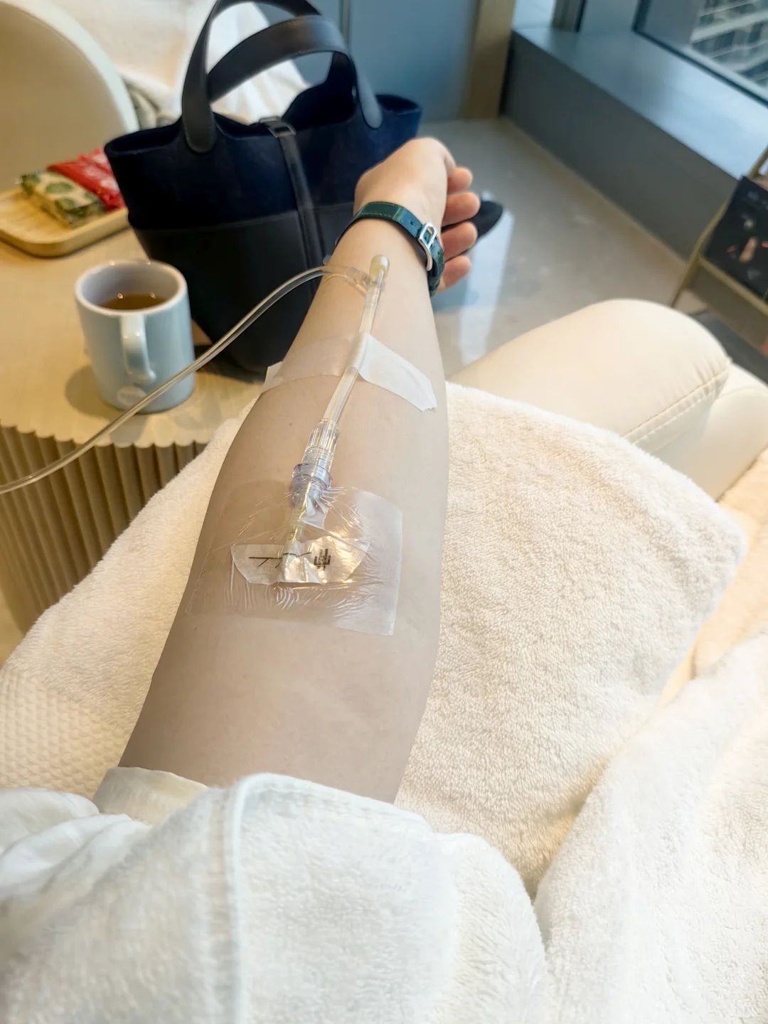 对着维港打点滴～