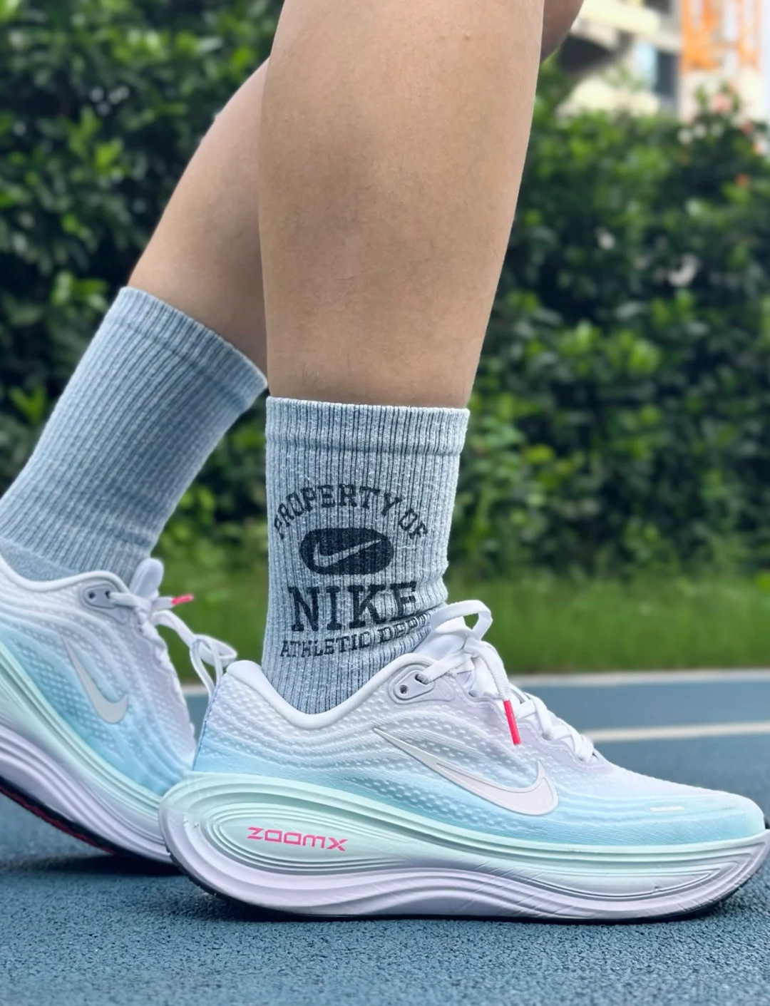 哇…会变色的跑鞋?