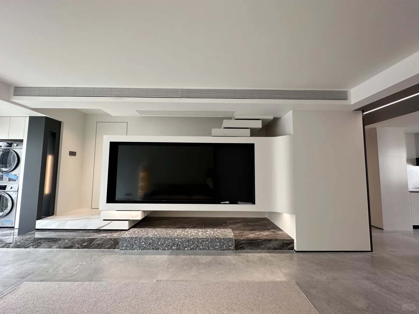 欢迎来到我家客厅的C位—斯卡帕楼梯电视墙