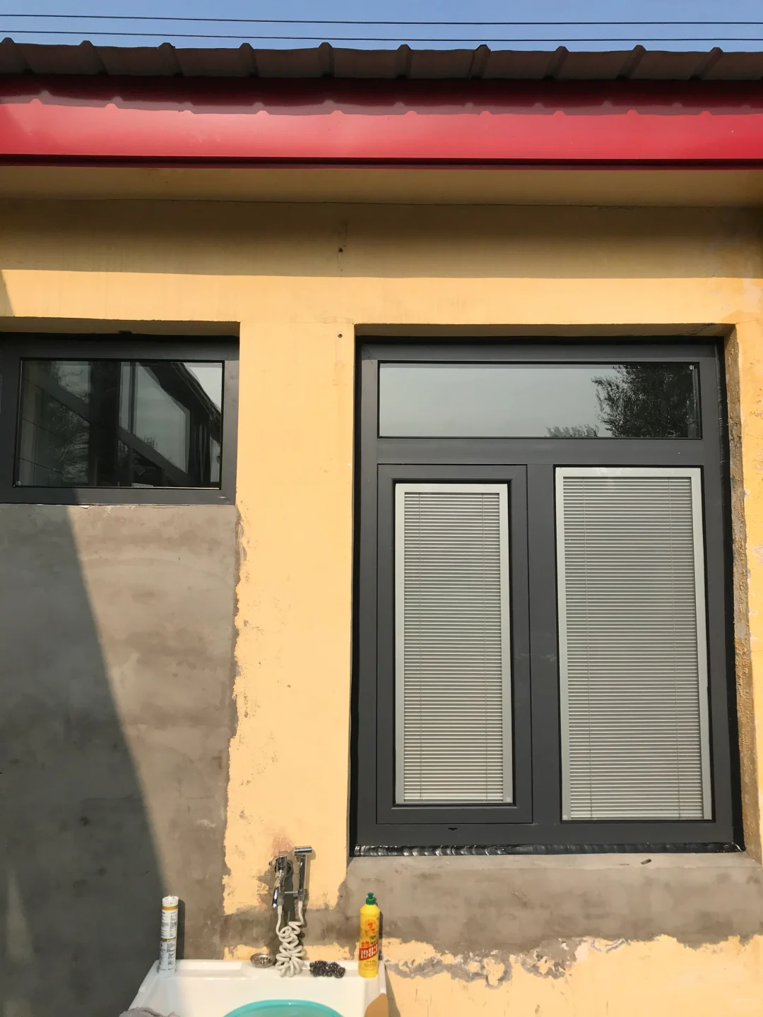 深灰色，经典7024哑光色-断桥铝窗