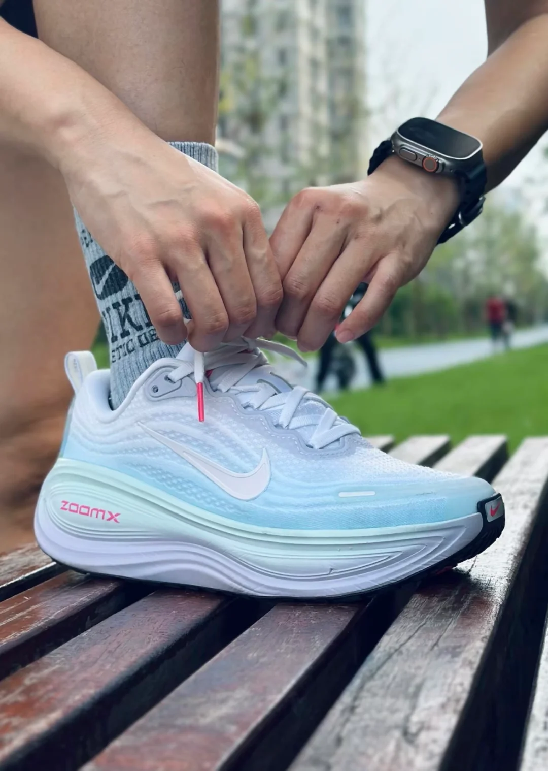 哇…会变色的跑鞋?