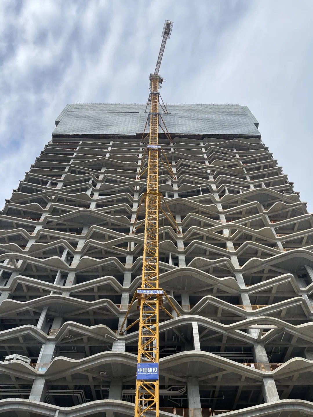 这种红色框架的高楼真的少见