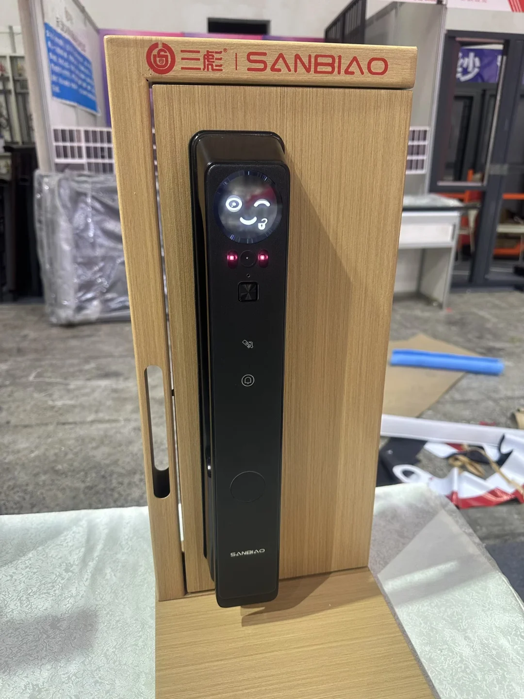 谁懂啊!这智能锁直接把「AI管家」焊门上了?