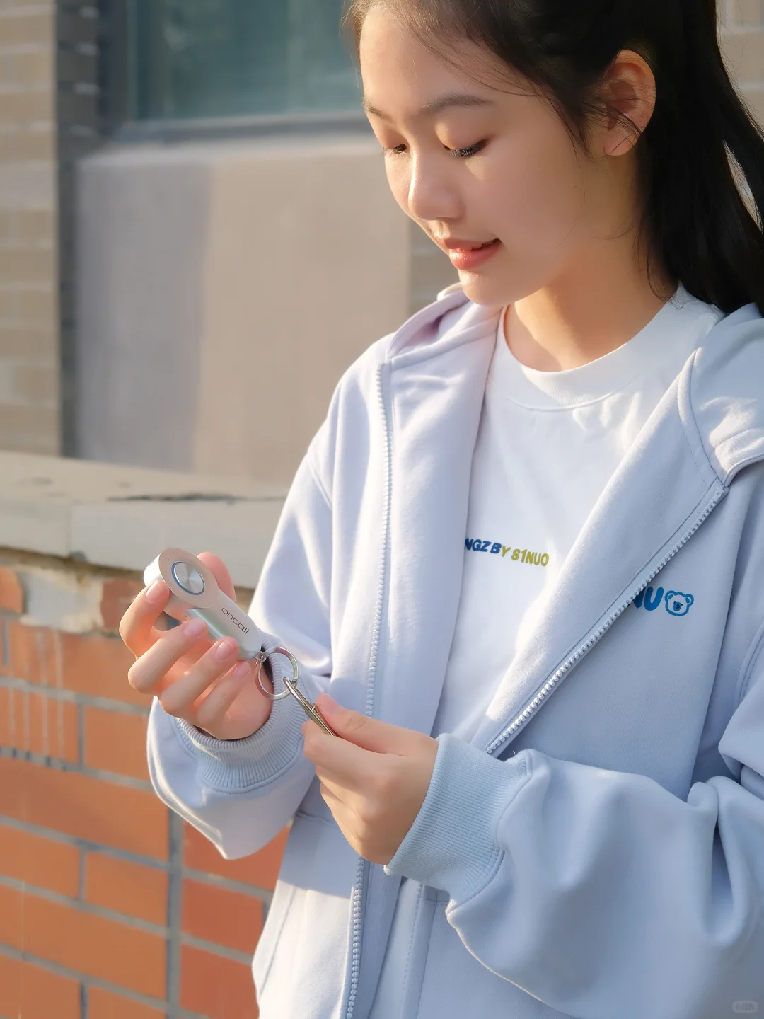 初中生独自上下学，这“保镖”焊她书包上了