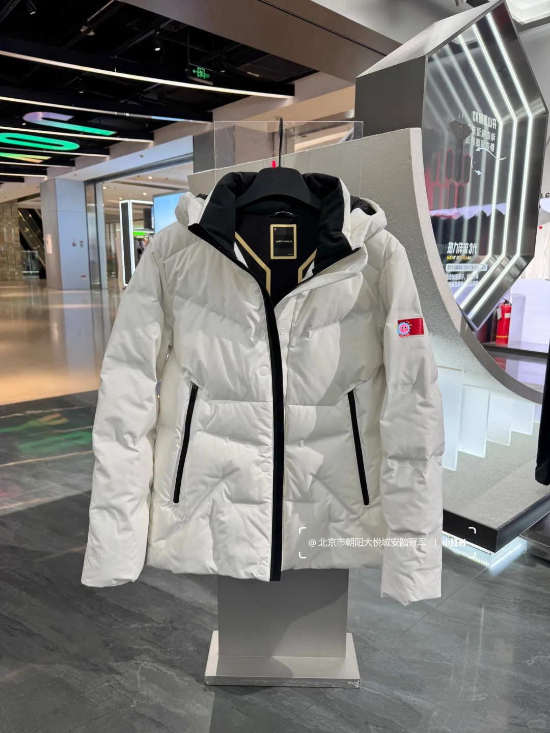 安踏冠军小白鹅绒服，冬天穿太顶了