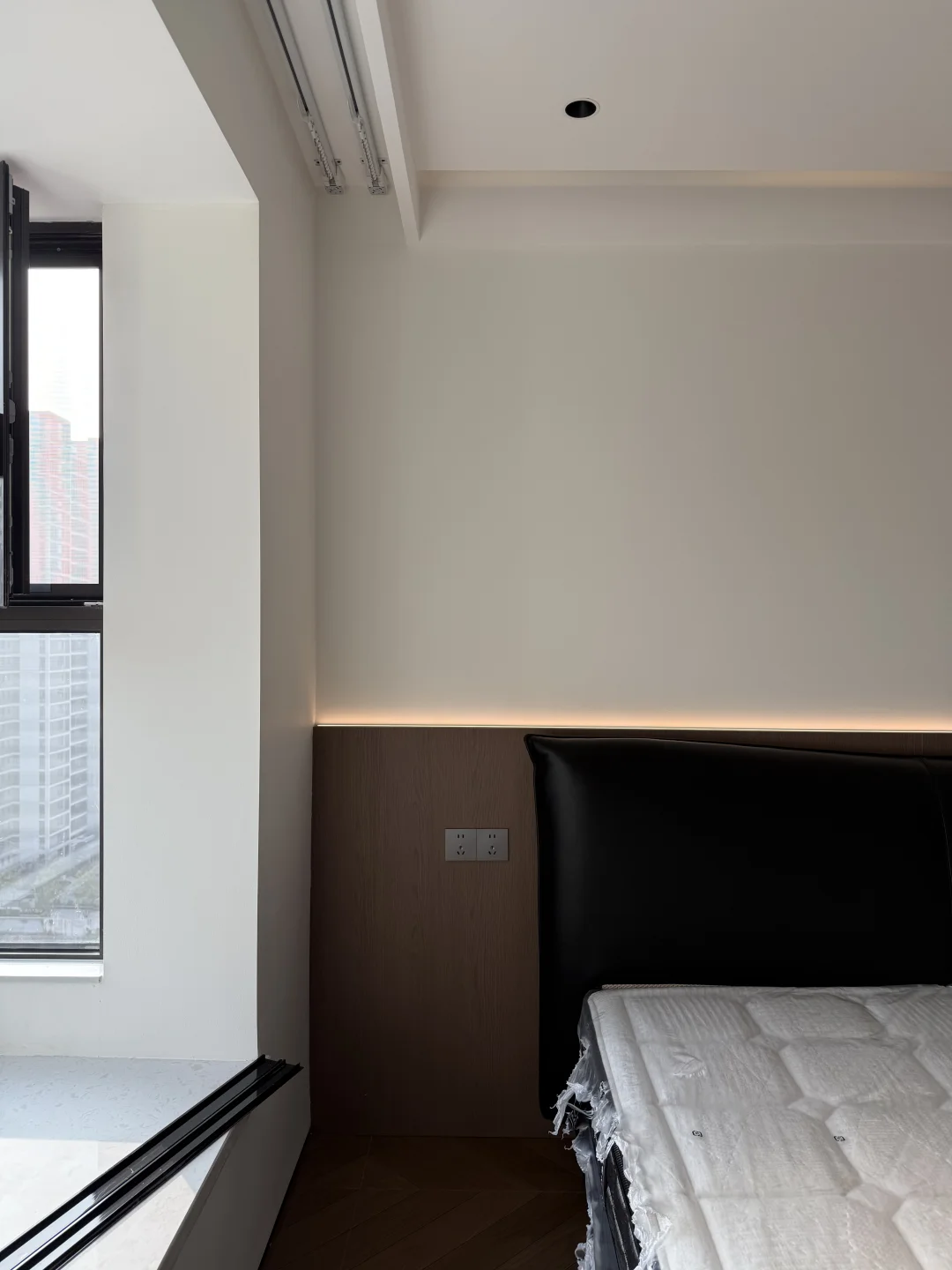 住的很舒服干净的床尾衣柜～