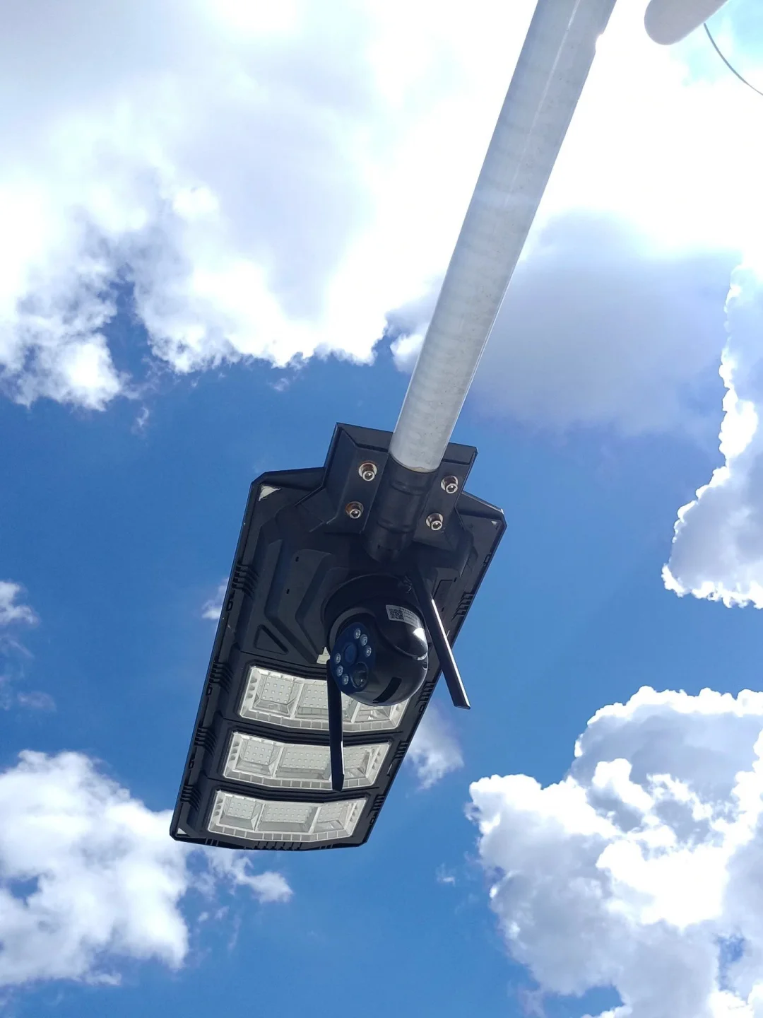 都在找太阳能监控路灯二合一吗