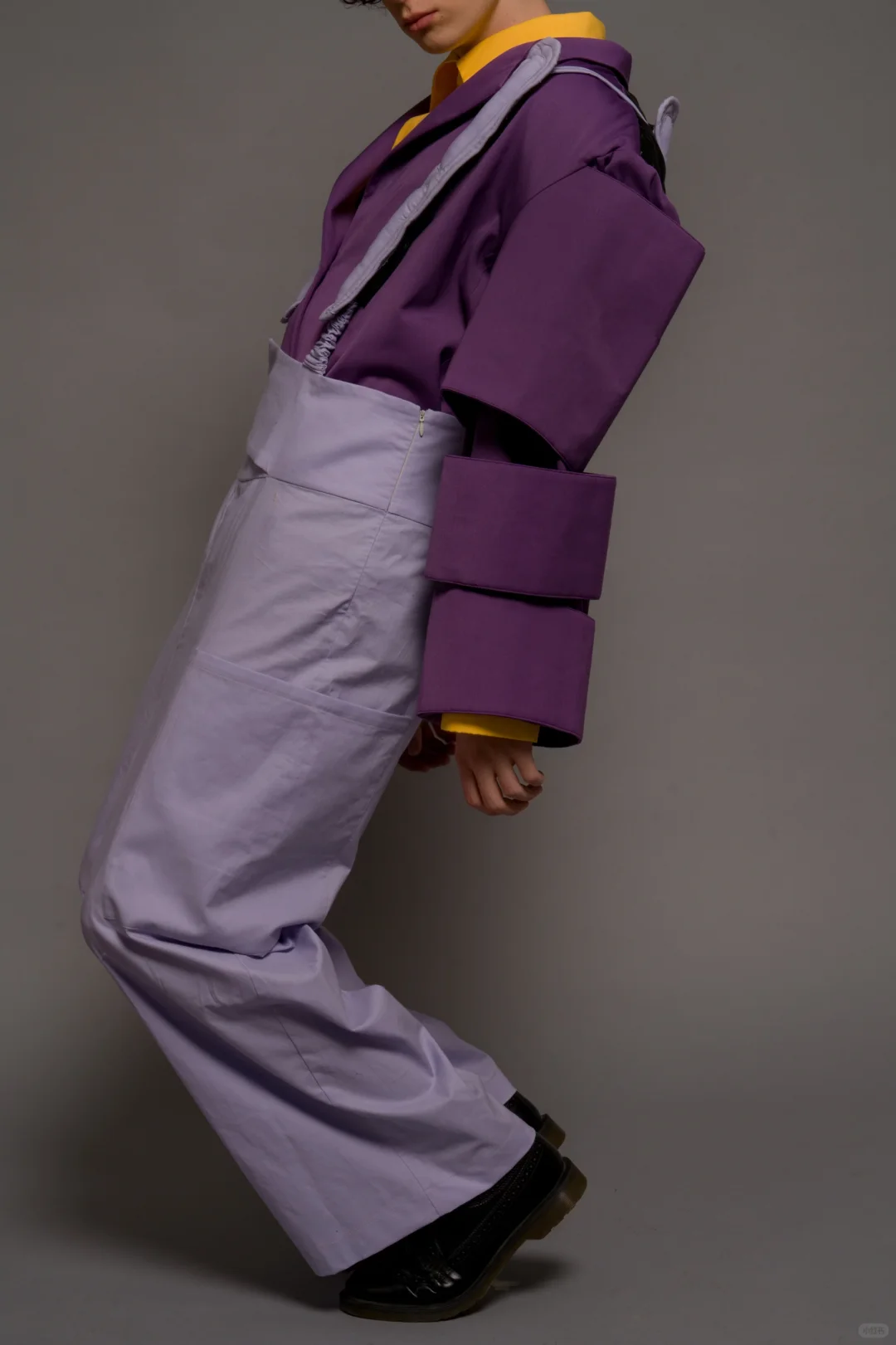 立体结构剪裁袖子的小紫西装