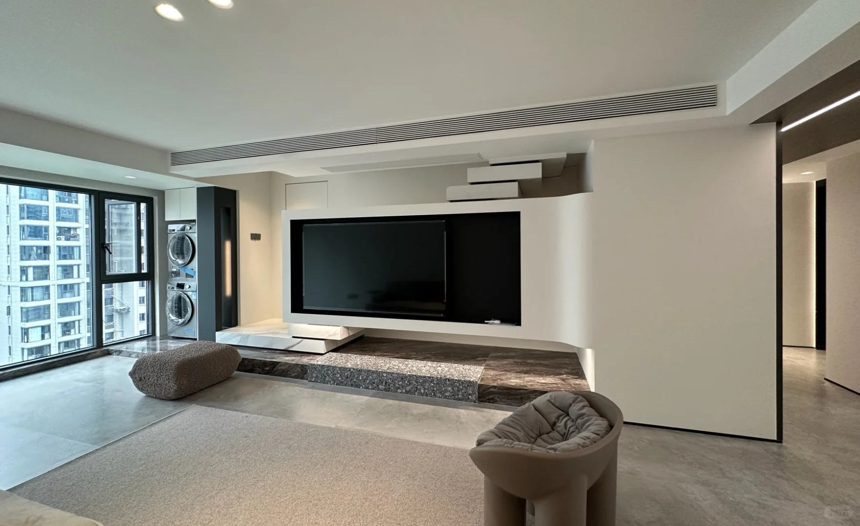 欢迎来到我家客厅的C位—斯卡帕楼梯电视墙