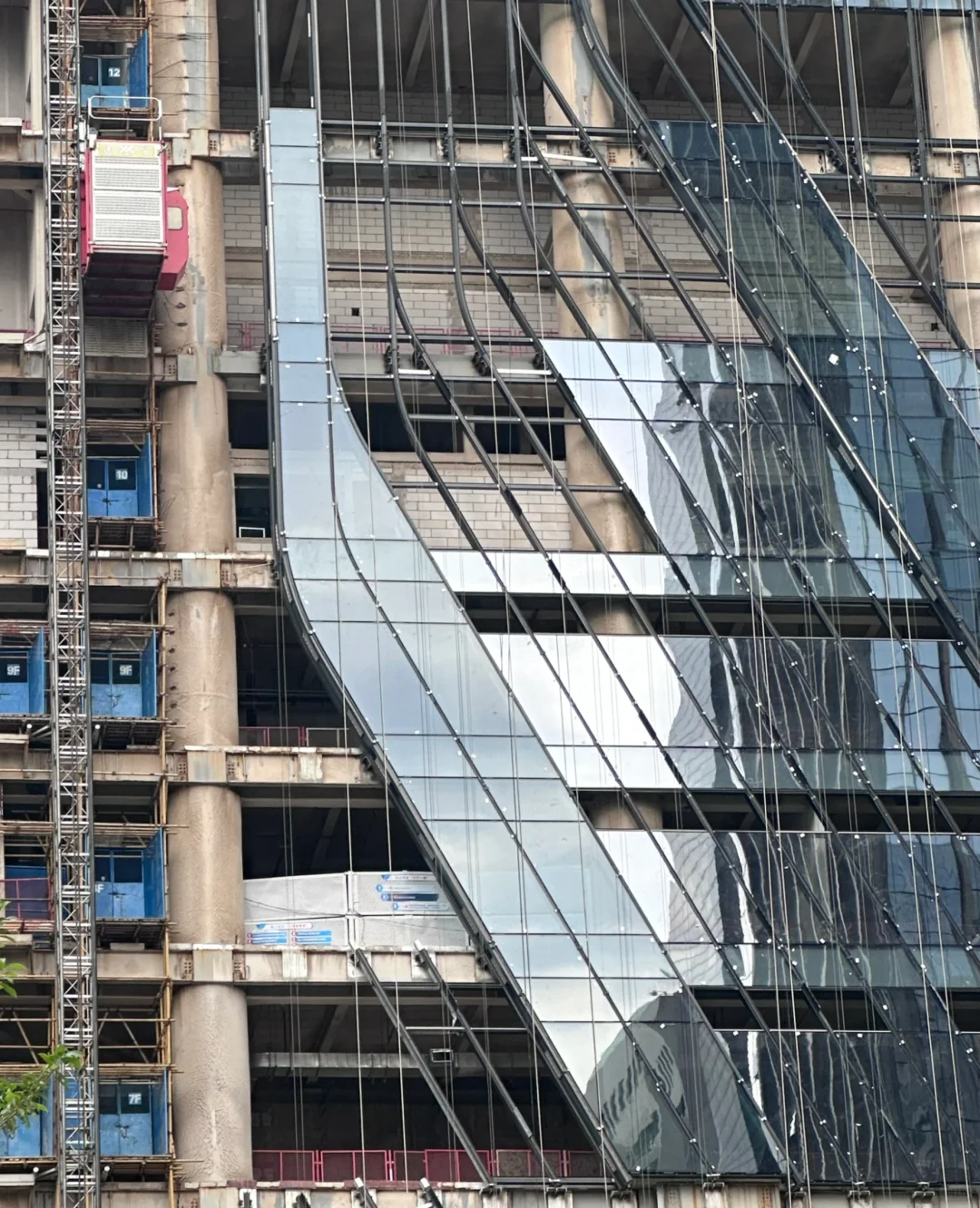 扎哈事务所设计的楼，真的很费玻璃