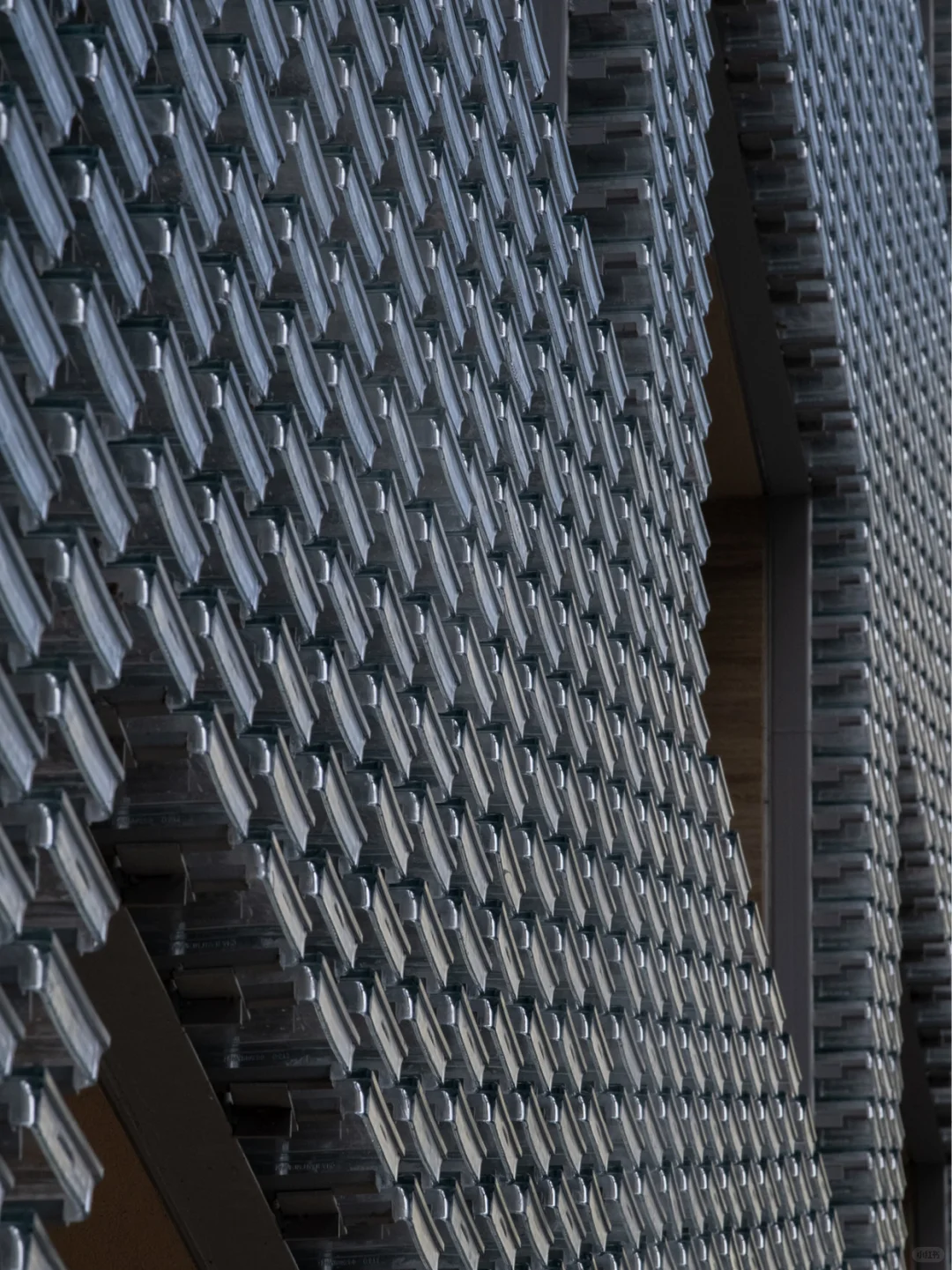 一块掰两半?玻璃砖还能这样做立面