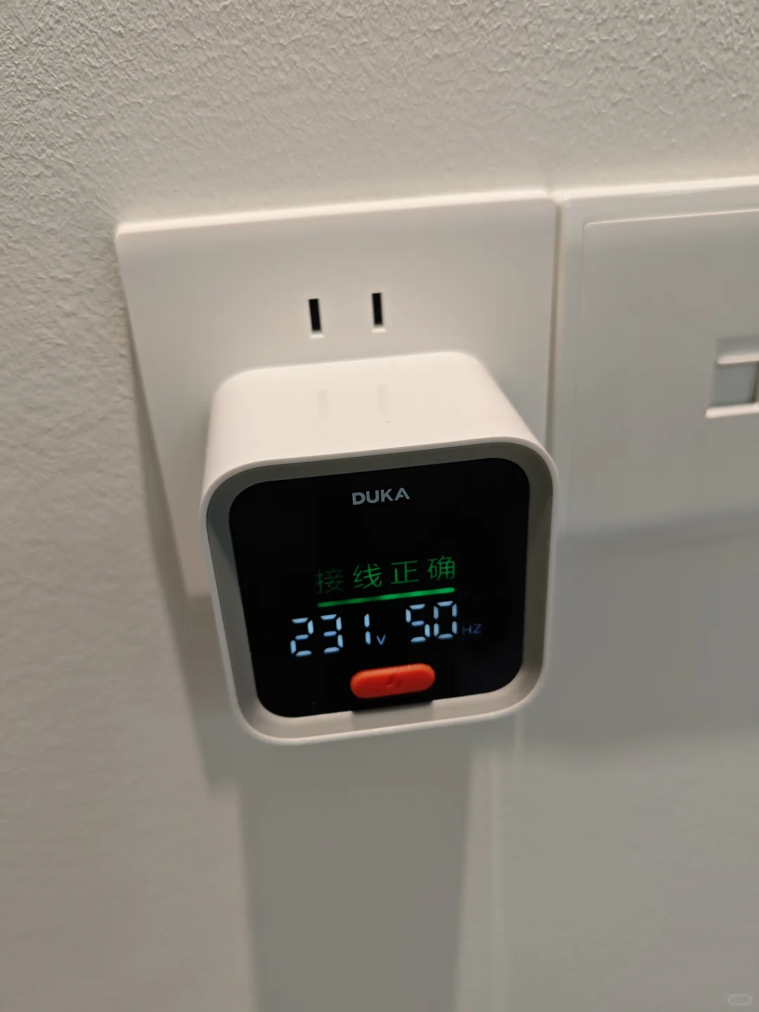 开关插座安装完毕后，相位仪检测