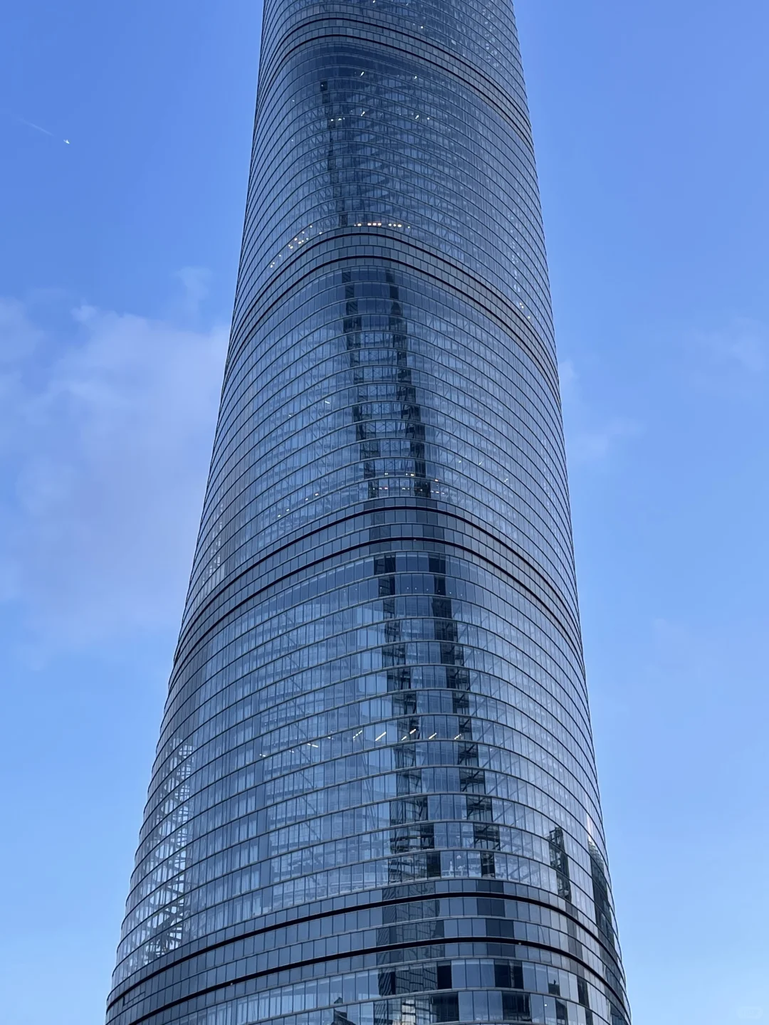 之前一直以为上海中心是曲面玻璃幕墙