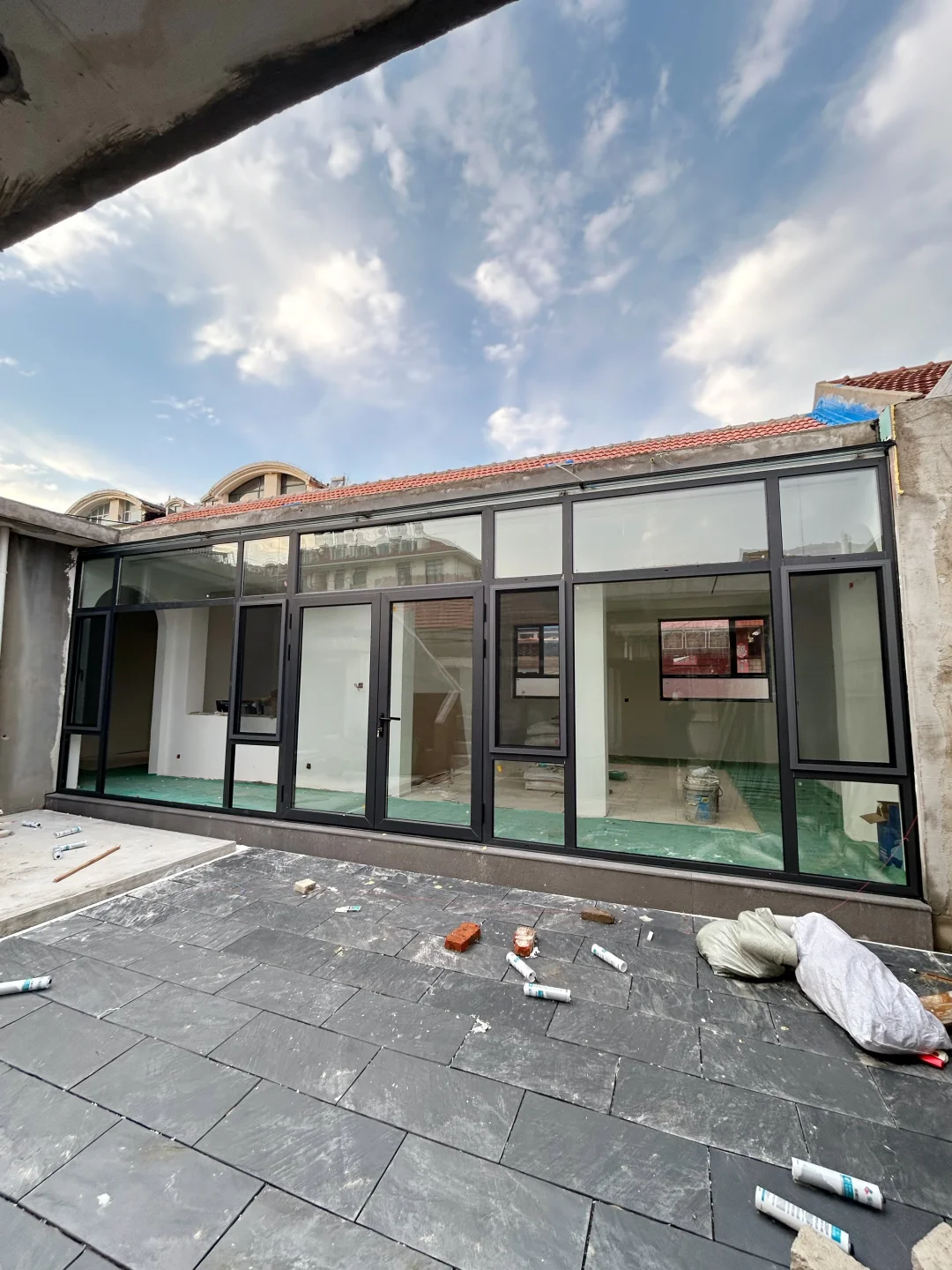 这扇窗将把我家平房变成四季流动的电影屏！