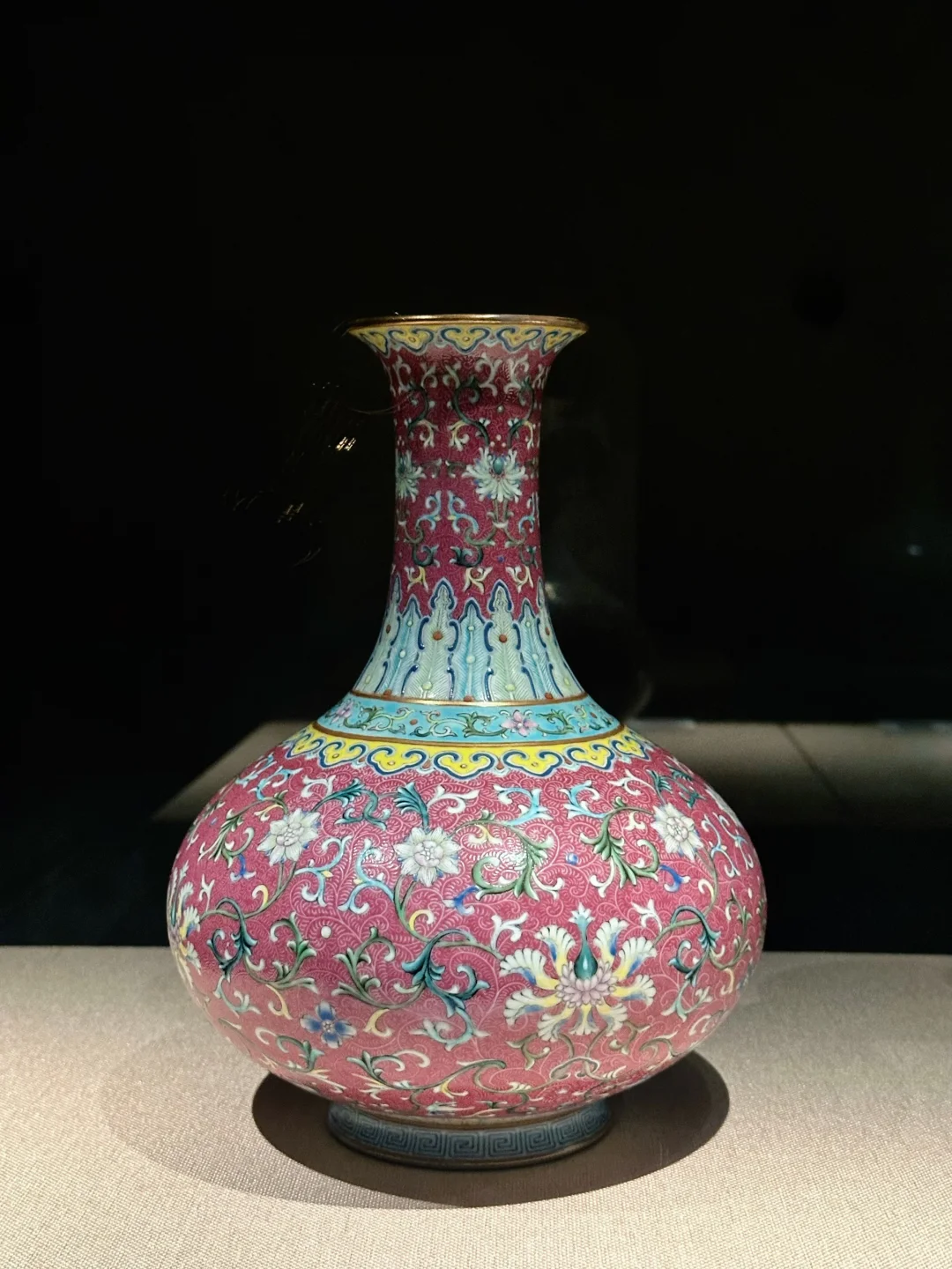 瓷器之美 - 乾隆胭脂红地轧道粉彩莲纹瓶