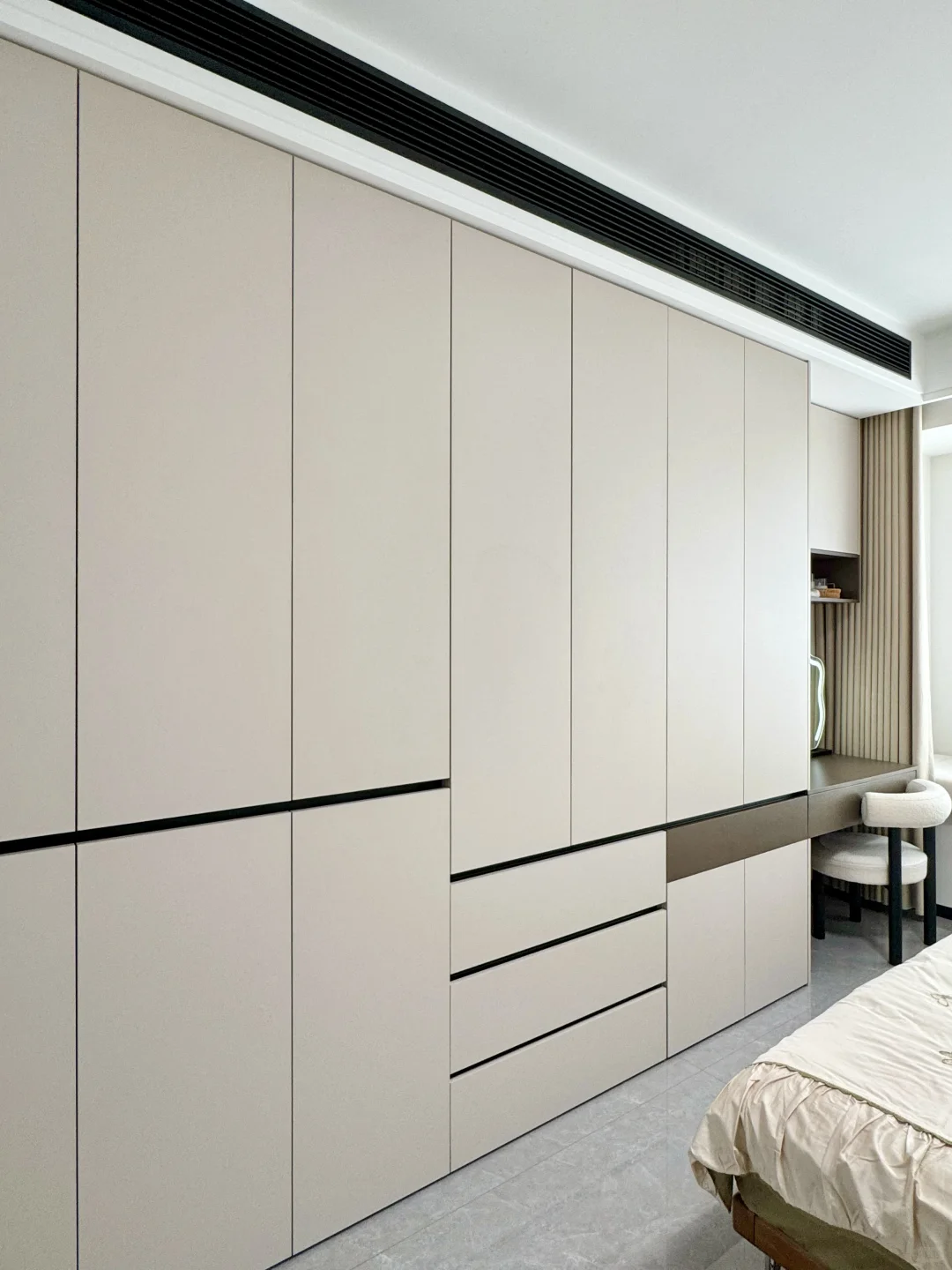 开间3.3m做床尾衣柜⁉️邻居看了想砸掉重装?