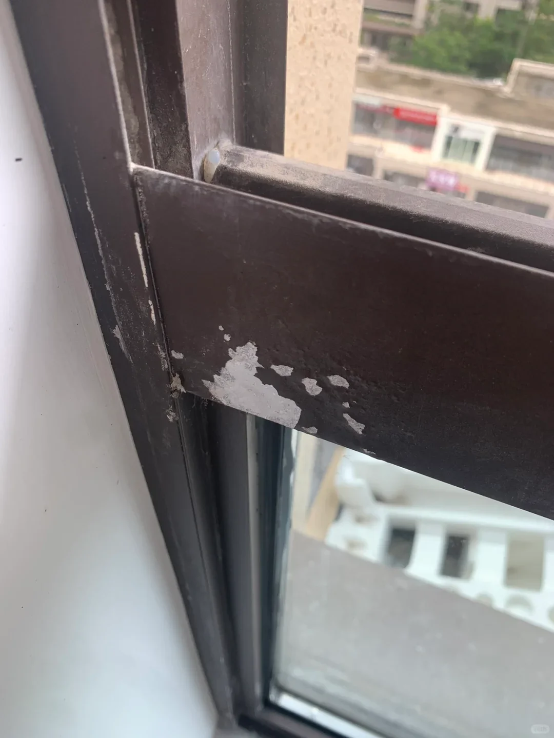 新装的断桥铝窗户居然掉漆了！这咋整啊？