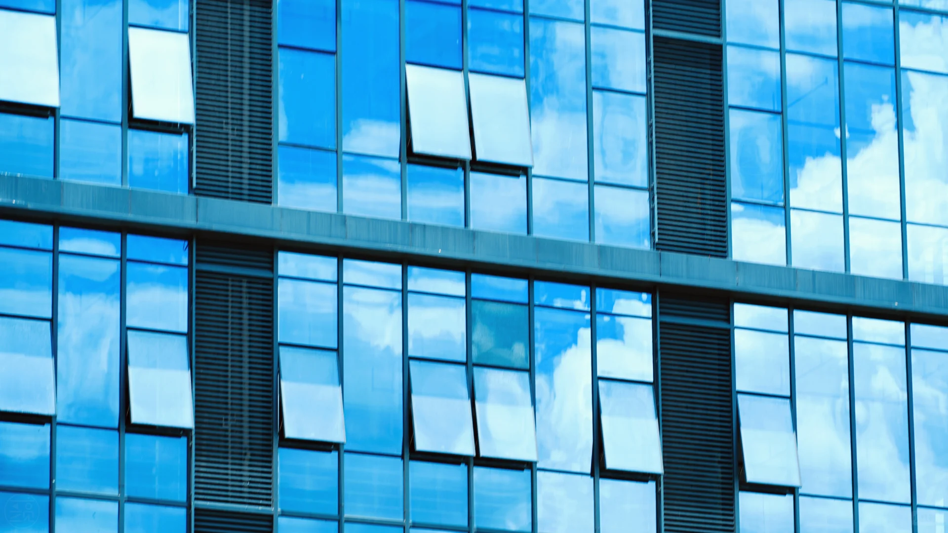 晴空下的玻璃幕墙