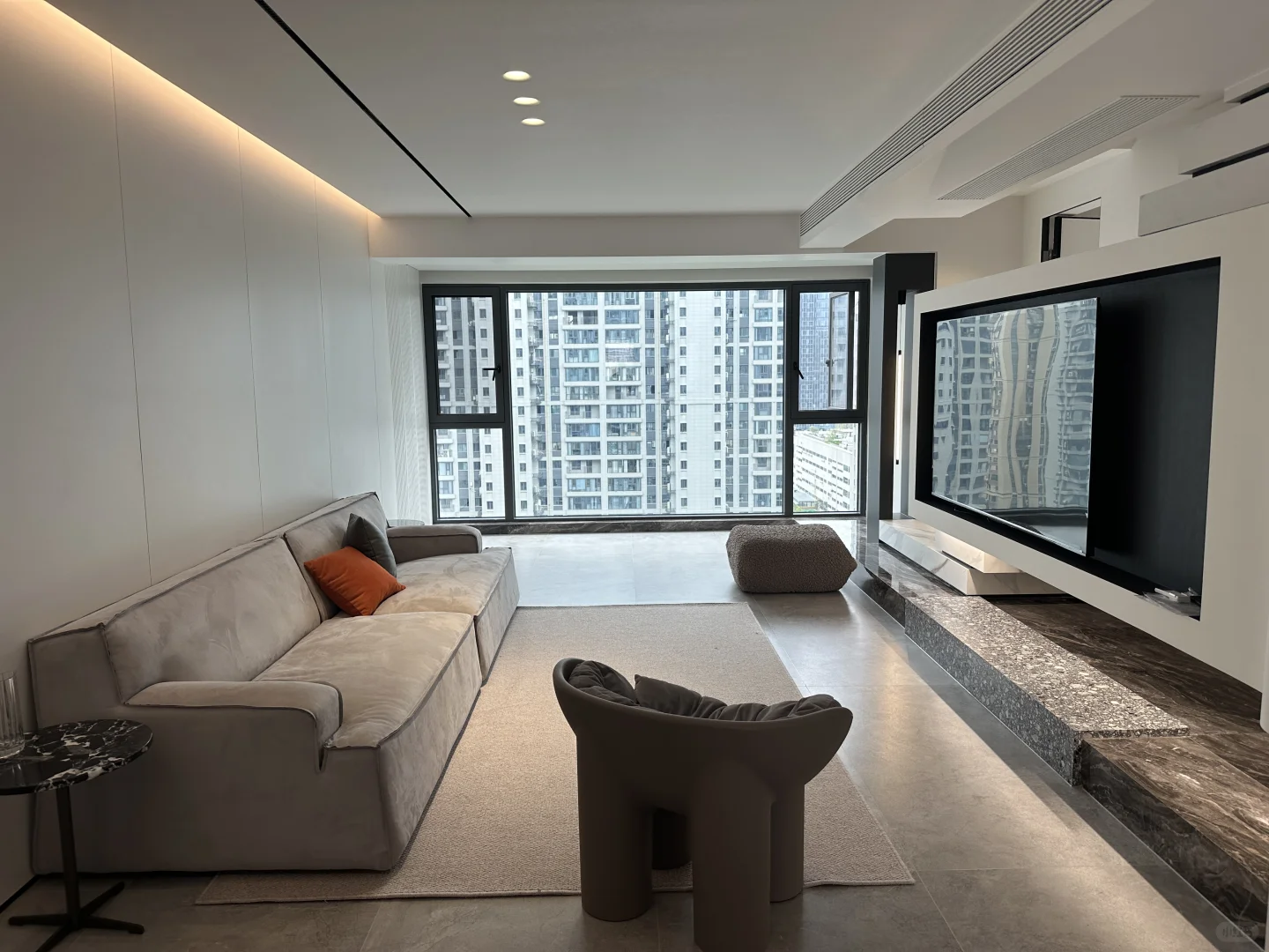 欢迎来到我家客厅的C位—斯卡帕楼梯电视墙